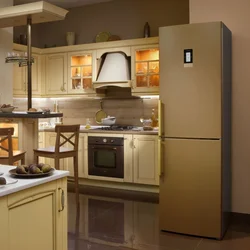 Холодильник в интерьере светлой кухни фото