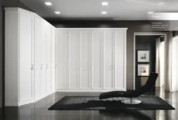 Белые угловые шкафы в гостиной фото