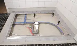 Трубы ў падлозе ў ванным фота