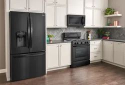 Серая кухня с черным холодильником фото