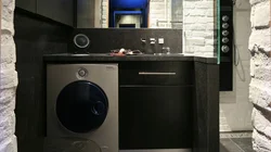 Чорная пральная машына ў кухні фота