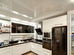 Потолок белый глянец на кухне фото