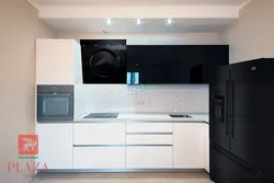 Белая кухня с встраиваемой вытяжкой фото