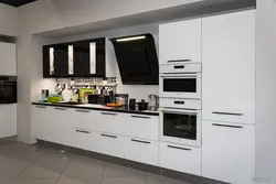 Белая кухня з убудаванай выцяжкай фота
