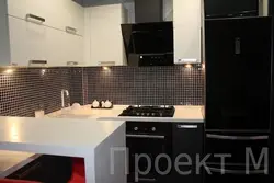 Белая кухня на чорнай кафлі фота