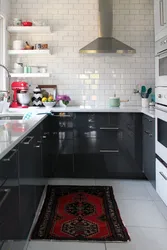 Белая кухня на чорнай кафлі фота