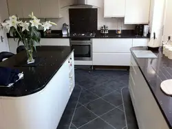 Белая кухня на черном кафеле фото