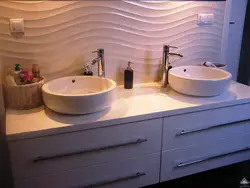 Ванна бөлмесінің фотосуретіндегі үстелдің үстіңгі жағындағы кран