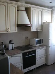 Духовой шкаф в светлой кухне фото