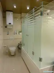 Фота агародж у ваннай са шкла