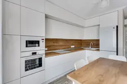 Белая кухня з цёмным дрэвам фота