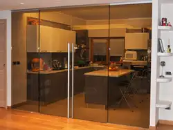 Гостиная и кухня за стеклом фото