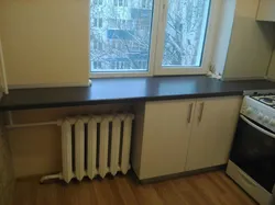 Халадзільнік у батарэі на кухні фота