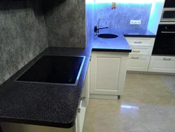 Фота чорнага штучнага каменя на кухні