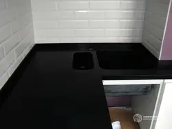 Фото черного искусственного камня на кухне