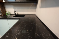 Фото черного искусственного камня на кухне