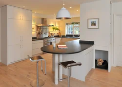 Кухня с встроенным столом дизайн фото