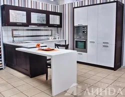 Кухня с встроенным столом дизайн фото