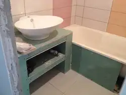 Тумба в ванной из плитки фото