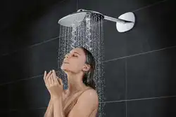 Su ilə vanna otağında duş şəkli