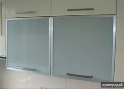 Фото кухни стекло в алюминиевой рамке