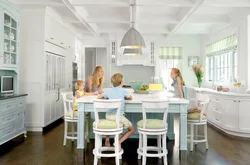 Семья за столом на кухне фото