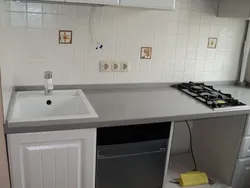 Черная газовая панель на кухне фото