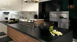 Черная кухня с коричневой столешницей фото