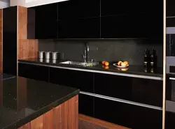Чорная кухня з карычневай стальніцай фота