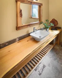 Ванна бөлмесінің фото дизайнындағы ағаш үстел