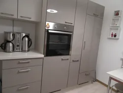 Фото холодильник и духовой шкаф на кухне