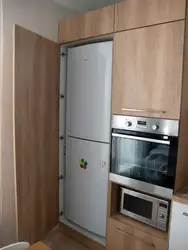 Фота халадзільнік і духавая шафа на кухні