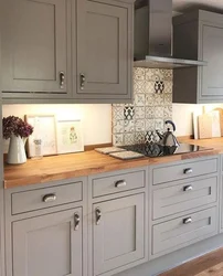 Gray kitchen with wood-effect apron photo