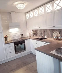 Gray kitchen with wood-effect apron photo