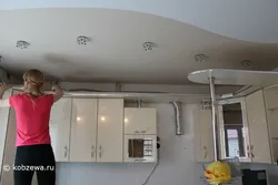 Натяжные потолки фото на кухне с трубами