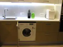 Халадзільнік пральная машына мыйка на кухні фота