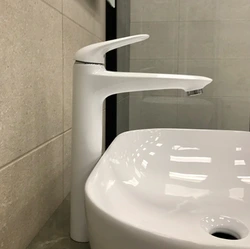 Белый смеситель для раковины в ванной фото