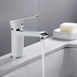 Белый смеситель для раковины в ванной фото