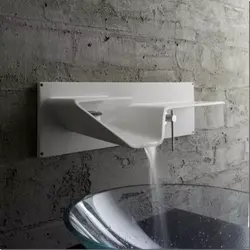 Ağ vanna otağı lavabo kranı fotoşəkili