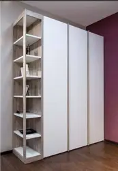Бүйірлік сөрелері бар жатын бөлме гардеробының фотосуреті
