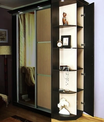 Бүйірлік сөрелері бар жатын бөлме гардеробының фотосуреті