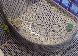 Плиткаҳои мозаикӣ барои ошёнаи ванна акс