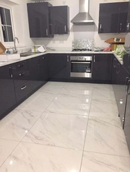Серый мрамор на полу на кухне фото