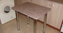 Абедзенны стол са стальніцы для кухні фота