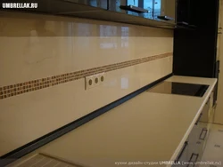 Baseboard сиёҳ барои акс countertop ошхона