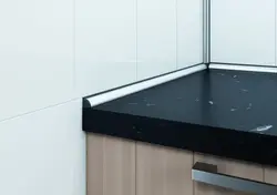 Черный плинтус для столешницы на кухне фото