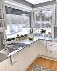 Белая кухня с мойкой у окна фото