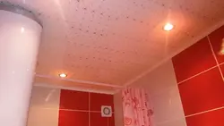 Kiçik bir hamam və tualet fotoşəkilində tavan