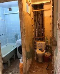Kərpic evlərdə küvet və tualetin fotoşəkili