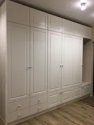 Встраиваемые шкафы с распашными дверями в прихожую фото